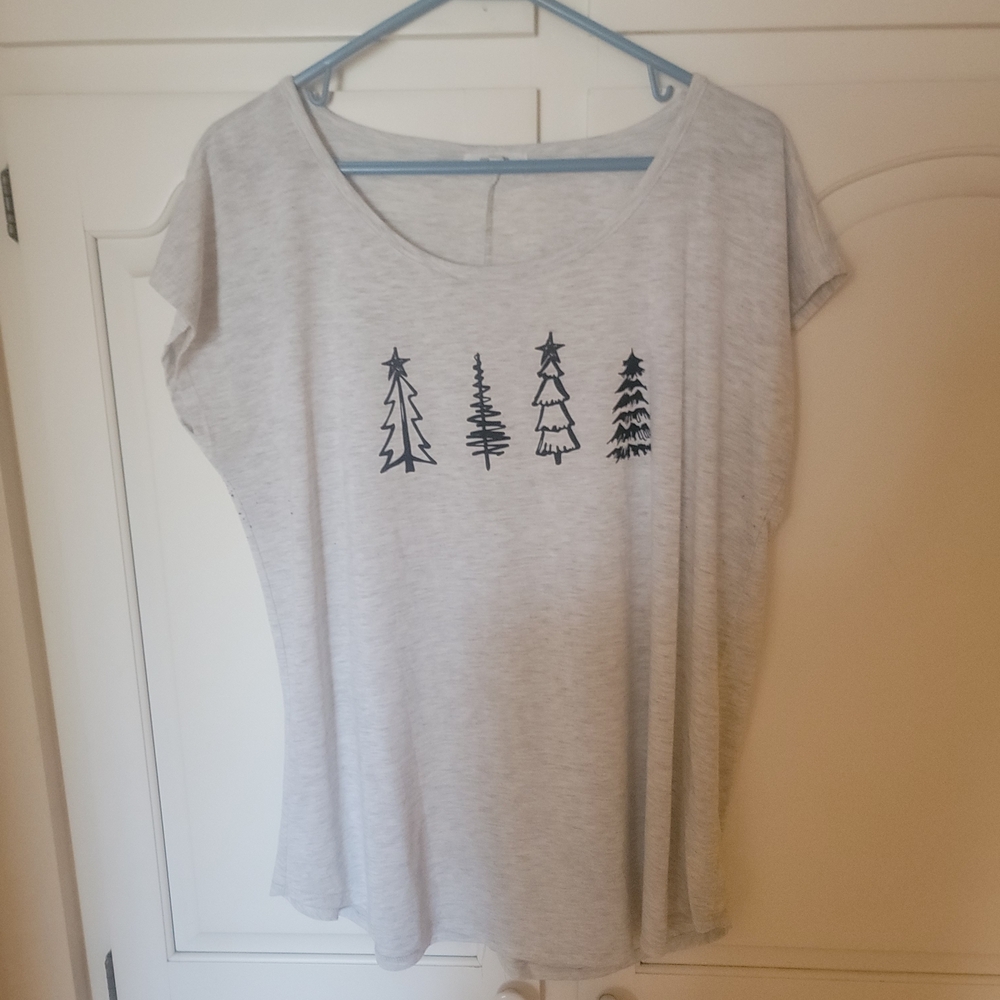 Maurices Light Gray Christmas Tree Graphic T-shirt
